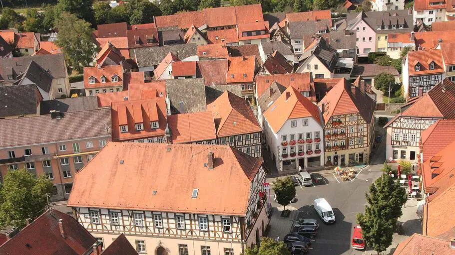 Der Münnerstädter Marktplatz soll wieder die gute Stube im Herzen der Altstadt werden und Besucher zum Verweilen einladen. Foto: Heike Beudert